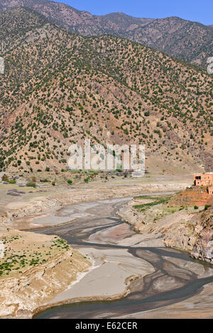 Vues d'mzouzite,ijoukak vallées,villages,barrages,homme,lacs,deep river rivière nfiss ravins,r203 south road,Maroc,taroudannt Banque D'Images