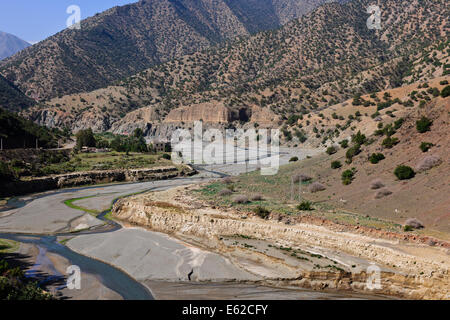 Vues d'mzouzite,ijoukak vallées,villages,barrages,homme,lacs,deep river rivière nfiss ravins,r203 south road,Maroc,taroudannt Banque D'Images