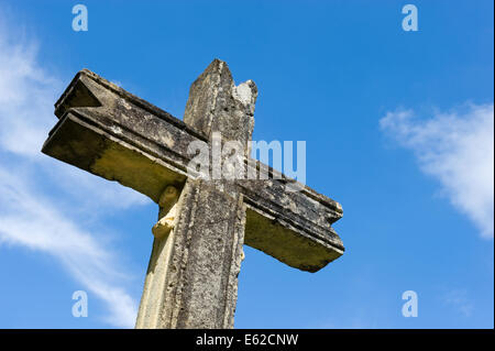 Une ancienne croix en pierre dans la ville antique de Domme en France Banque D'Images