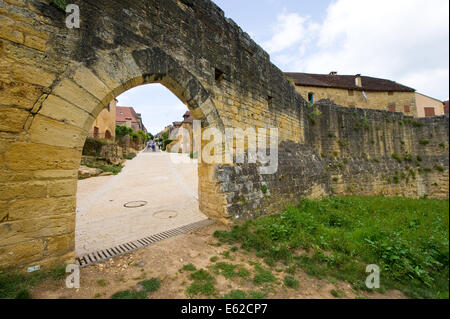 Partie de l'ancien citywall avec porte de l'ancien village de Domme en Dordogne en France Banque D'Images