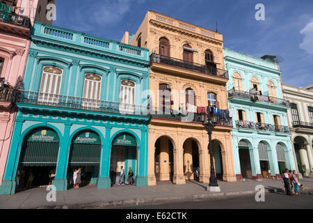 Les bâtiments en face du Capitol, le Paseo del Prado (Marti), La Havane, Cuba Banque D'Images