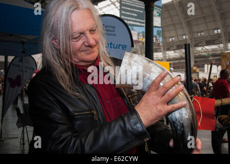 Olympia, Londres, Royaume-Uni. 12e Août, 2014. Un visiteur de CAMRA's Great British Beer Festival examiner d'une corne Viking boire à l'un des nombreux stands des commerçants indépendants. Crédit : Paul Davey/Alamy Live News Banque D'Images