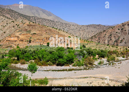 Vues d'mzouzite,ijoukak vallées,villages,barrages,homme,lacs,deep river rivière nfiss ravins,r203 south road,Maroc,taroudannt Banque D'Images