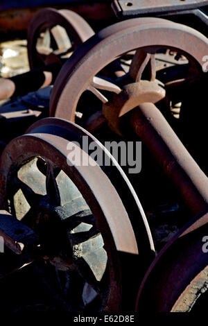 Roues et essieux rouillés, vieux cimetière de train train (cimetière), Uyuni, au sud-ouest, Bolivie, Amérique du Sud Banque D'Images