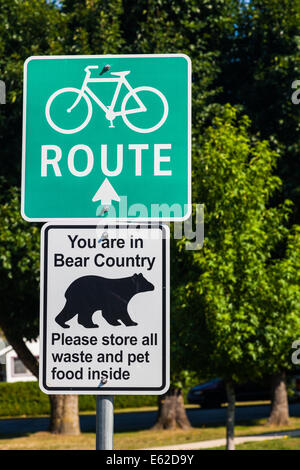 Combinaison de signes indiquant un itinéraire de vélo et une mise en garde contre les ours dans l'espoir, British Columbia, canada Banque D'Images