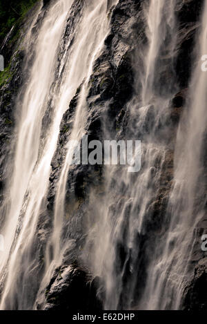 Un gros plan de la section des Sept Sœurs chute près de Geiranger, Norvège. Banque D'Images