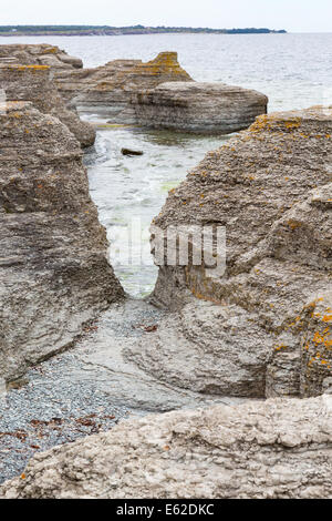 Les piles de la mer sur la rive Banque D'Images