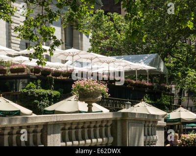 Bryant Park Grill Restaurant et des parasols dans Bryant Park, NYC Banque D'Images