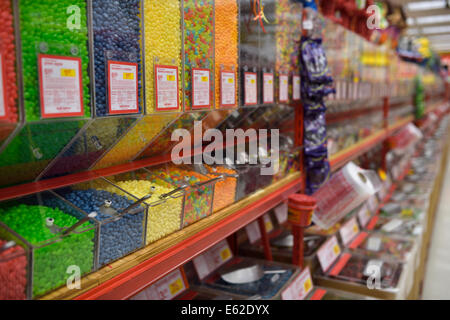 Isle de bacs avec des bonbons et des sucreries dans un magasin d'aliments en vrac Banque D'Images