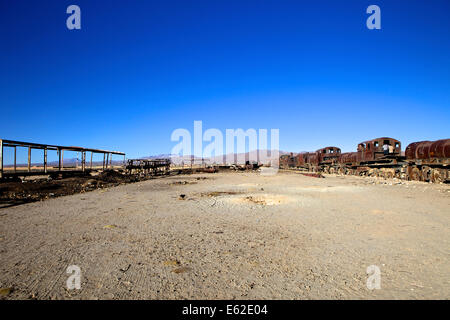 La rouille vieille locomotives à vapeur à la gare de train (cimetière cimetière), Uyuni, au sud-ouest, Bolivie, Amérique du Sud Banque D'Images