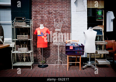 Les éléments figurant en dehors une boutique à Leiden aux Pays-Bas, avec une chemise orange vintage disant 'HOLLAND' Banque D'Images