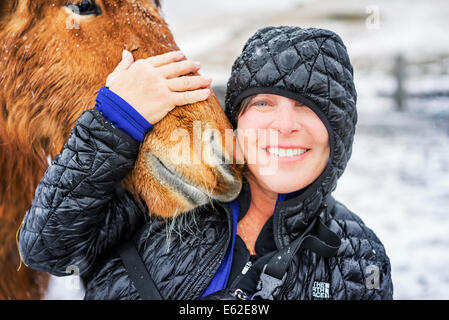 Portrait de femme avec un cheval islandais, Islande Banque D'Images