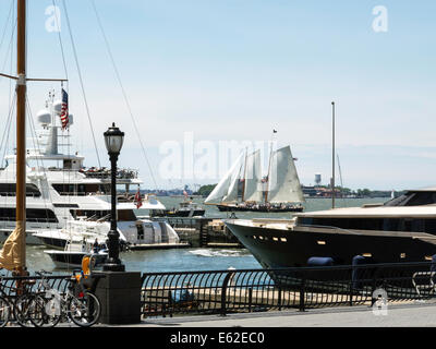 World Financial Center Plaza, North Cove Yacht Harbour sur la rivière Hudson, NYC Banque D'Images