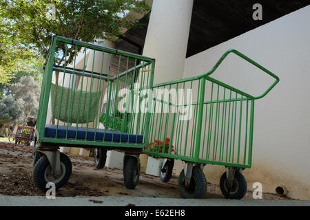 Frontière de Gaza. 12e Août, 2014. Structures renforcées enveloppent les pépinières d'enfants dans le kibboutz Magen, adjacente à la frontière de Gaza et ciblées par des mortiers et des roquettes du Hamas depuis 2001. Credit : Alon Nir/Alamy Live News Banque D'Images