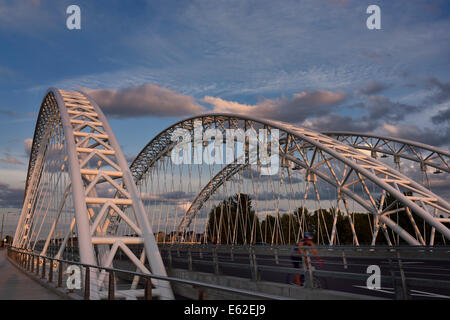 Nouveau pont Strandherd Armstrong dans la lumière de soleil rouge sur la rivière Rideau au sud d'Ottawa Canada Banque D'Images