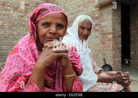 Deux vieilles femmes chrétiennes dans le village d'Khuspur christian dominé, de la Province de Punjab, Pakistan Banque D'Images