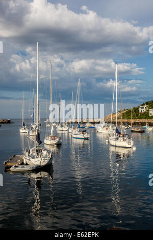 08 AOÛT À ROCKPORT : vue de Rockport Harbor et voiliers en journée d'été, Rockport, Massachusetts, New England, USA Banque D'Images