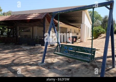 Frontière de Gaza. 12e Août, 2014. Structures renforcées enveloppent les pépinières d'enfants dans le kibboutz Magen, adjacente à la frontière de Gaza et ciblées par des mortiers et des roquettes du Hamas depuis 2001. Credit : Alon Nir/Alamy Live News Banque D'Images