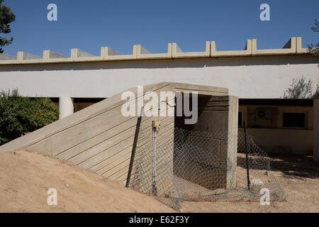 Frontière de Gaza. 12e Août, 2014. Structures renforcées enveloppent les pépinières d'enfants dans le kibboutz Magen, adjacente à la frontière de Gaza et ciblées par des mortiers et des roquettes du Hamas depuis 2001. Credit : Alon Nir/Alamy Live News Banque D'Images