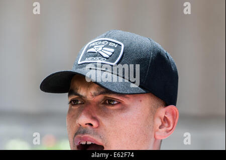 Tucson, Arizona, États-Unis. 11e Août, 2014. RAUL ALCARAZ OCHOA, qui a été arrêté l'année dernière pour pose sous un véhicule de patrouille de la frontière américaine qui a répondu à un arrêt de la circulation impliquant un travailleur sans papiers, prend la parole à une manifestation. Environ 50 personnes du piquetage devant le siège du Département de Police de Tucson Tucson (Arizona), en plus de la coopération policière avec la U.S. Border Patrol. Selon les documents de police, plus de 2 700 appels ont été effectués à Border Patrol pour contrôles de l'immigration. © ZUMA Press, Inc./Alamy Live News Banque D'Images