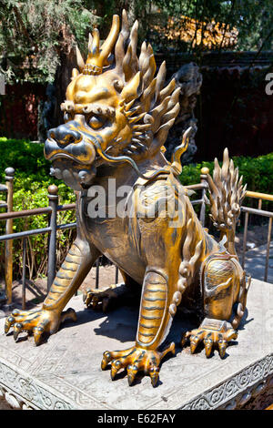 Cinq-griffé Golden dragon statue enflammée à l'intérieur de la Cité Interdite de jardins. Le dragon dans la culture chinoise ancienne indique la puissance, Banque D'Images