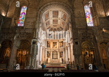 Autel dans le monastère des Hiéronymites Église de Santa Maria de Lisbonne, Portugal. Banque D'Images