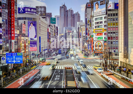 Le trafic au quartier de Shinjuku à Tokyo, Japon. Banque D'Images