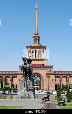 David de Sassoon (Sasuntsi Davit) statue de cheval sur la place de la gare centrale, Erevan, Arménie Banque D'Images