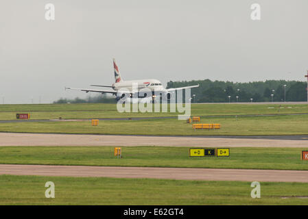 L'aéroport de Manchester England Uk Airbus Industrie A318-321 (G-EUYF)- British Airways Banque D'Images