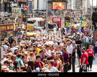Longues files de personnes à TKTS Discount Broadway tickets, à Duffy Square à Times Square, NYC, États-Unis 2014 Banque D'Images