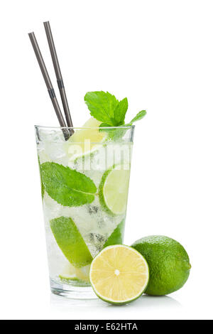 Mojito cocktail frais et des limes. Isolé sur fond blanc Banque D'Images