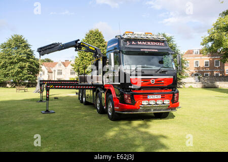 Camion Volvo avec grue Palfinger prolongée à l'aide des stabilisateurs Banque D'Images