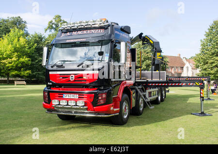 Camion Volvo avec grue Palfinger prolongée à l'aide des stabilisateurs Banque D'Images