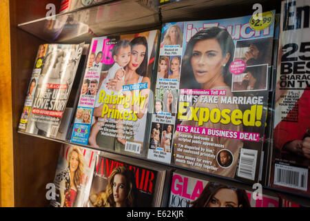Celebrity magazines tabloïds affiché dans un kiosque à New York Banque D'Images