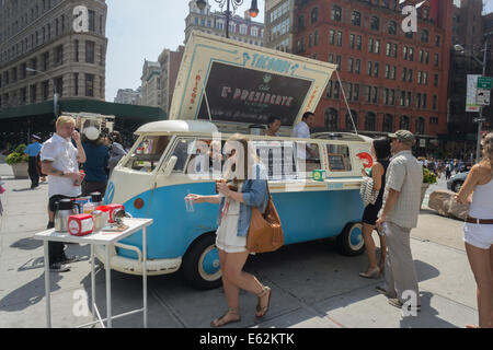 Les clients attendent en ligne en face d'un minibus Volkswagen converti d'être servi une tasse de café Banque D'Images