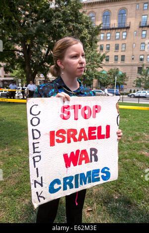 CodePink membre détenant un pro-Palestine sign - Washington, DC USA Banque D'Images