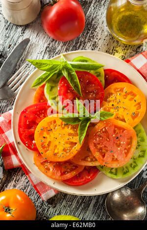 Heirloom sain Salade de tomates au basilic et dressing Banque D'Images