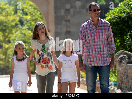 Les rois d'Espagne Felipe et Letizia, avec leurs filles Leonor et Sofia, visitez Raixa, à Majorque pendant les vacances en 2014 Banque D'Images