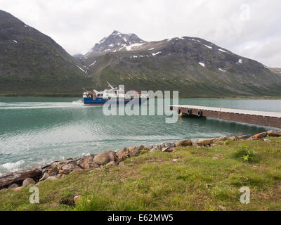 Bateau à passagers transportant les randonneurs au coeur de parc national de Jotunheimen Norvège sur le lac Gjende Banque D'Images