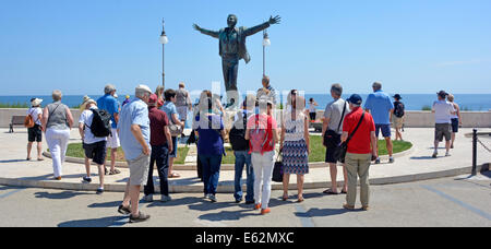 Écoutez le guide touristique fournissant des informations sur le chanteur et compositeur italien Domenico Modugno et la chanson populaire Volare à côté de sa statue Banque D'Images