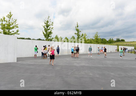 SHANKSVILLE, Pennsylvanie - JUILLET 18-2014 : Les Visiteurs observer affiche avec des noms au Mémorial National de 93 l'extérieur de Shanksville, PA wh Banque D'Images