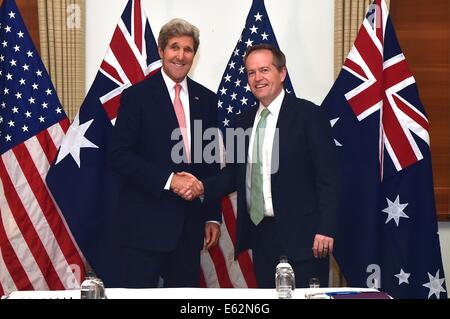 Le secrétaire d'Etat américain John Kerry se réunit avec le leader de l'opposition australienne Bill raccourcir le 12 août 2014 à Sydney, Australie. Banque D'Images