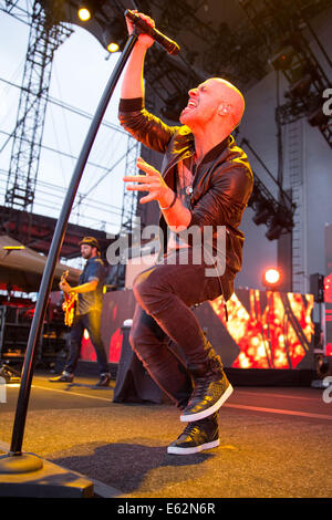 Chicago, Illinois, USA. 10e Août, 2014. Le chanteur du groupe Chris Daughtry Daughtry il se produit à la première banque du mérite sur Pavillon Nordique à Chicago, Illinois © Daniel DeSlover/ZUMA/Alamy Fil Live News Banque D'Images