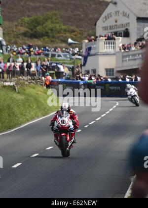 Conor Cummins équitation sa Honda, passant Creg ny Baa pendant la première course Superbike de l'île de Man TT races 2014. Banque D'Images