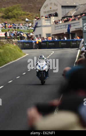 Dean Harrison équitation sa Kawasaki, passant Creg ny Baa pendant la première course Superbike de l'île de Man TT races 2014. Banque D'Images