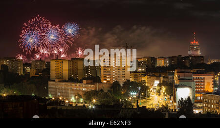 D'artifice au-dessus de la ville de Szczecin (Stettin) la nuit, la Pologne. Banque D'Images