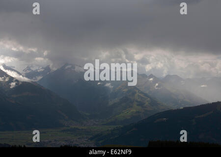 La tempête Hoher Tenn et grosses Weisbachhorn et le Kitzsteinhorn au-dessus du Zeller See Zell am See Salzbourg Autriche Banque D'Images