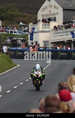 Karl Harris équitation sa Kawasaki, passant Creg ny Baa pendant la première course Superbike de l'île de Man TT races 2014. Banque D'Images