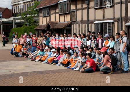 Les touristes chinois alignés pour une photographie, Stratford-upon-Avon, Royaume-Uni Banque D'Images