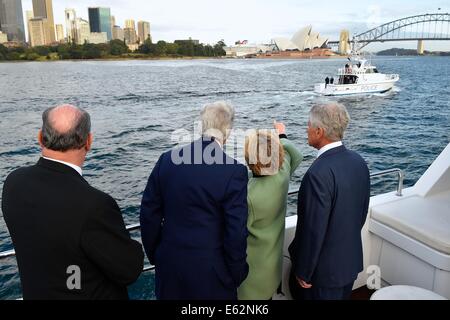 Le secrétaire d'Etat américain John Kerry et le secrétaire américain à la défense Chuck Hagel sont indiqués Port de Sydney par le Ministre australien des affaires étrangères Julie Bishop en tant que ministre de la Défense australien David Johnston suit en avant une série de l'Australie et les États-Unis et des réunions ministérielles de la défense diplomatique le 12 août 2014 à Sydney, Australie. Banque D'Images